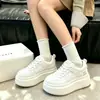 Zapatos Blancos de Suela Gruesa para Mujer 2026 Otoño Nuevo Estilo Coreano Moda con Cordones Cómodos Versátiles Casuales Zapatos de Tabla Zapatos para Aumentar la Altura