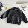 Jaqueta de Couro Malandra e Cool para Meninos Uso Primavera e Outono 2026 Nova Jaqueta de Couro PU Estilosa para Crianças Roupa Exterior Tendência Cool para Meninos Roupas de Motociclista