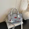 Nova Bolsa Quadrada Pequena com Bordado de Cereja para Mulheres Primavera 2026, Bolsa de Mão de Luxo Leve Estilo Coreano, Bolsa de Ombro e Transversal Versátil da Moda