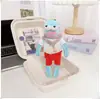 La ropa de los residentes de Bikini Bottom incluye peces geniales, peces flácidos, peces que se extienden planos, colgantes, llaveros, accesorios, monos y pantalones.