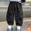 Calças forradas com fleece para meninos, novo estilo 2026 para outono e inverno, estilosas e descoladas, roupas de inverno infantis, calças camufladas, para crianças mais novas e mais velhas, calças de trabalho
