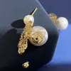 Pendientes Estilo Coreano Elegantes de Tamaño Mediano con Perlas Colgando por Delante y por Detrás Forma de Mariposa Hueca con Brillo Pendientes Retro de Lujo Ligero