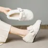 Sapatos estilo Birkenstock femininos com aumento de altura oculto e forro de fleece, novo estilo de inverno 2026, calçados quentes para exterior, pantufas de pelo, slip-on, sapatos de algodão em formato de feijão
