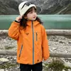 Jaqueta corta-vento e impermeável para meninas para atividades ao ar livre, coleção primavera/outono 2026, novo design estiloso, vestuário infantil, agasalho corta-vento e impermeável para crianças maiores