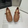 Novos Sapatos Planos Femininos de Tecido Vazado Estilo Primavera/Verão 2026, Sapatos Individuais Femininos Modernos e Estilosos, Sapatos de Rede com Uma Tira, Sapatos Respiráveis