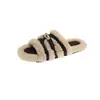 Pantuflas esponjosas de alta gama para mujer, otoño e invierno, a la moda para usar en exteriores, suela gruesa, tira única, decoración de hebilla metálica, zapatos cómodos y relajados para mujer