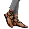 Sandalias con correa en el tobillo nuevas sandalias planas para mujer sandalias de remaches de comercio exterior chanclas sandalias de dedo del pie con hebilla de metal de ultramar playa Europeo Americano