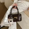Moda Primaveral 2026 Bolso de Bolos Moderno con Textura Única, Lindo y Fresco Bolso Pequeño Cruzado con Lazo en Forma de Corazón