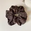 Goma para el pelo estilo coreano color café retro con alta elasticidad y pequeño diseño floral, un accesorio de alta gama y elegante para hacer un moño