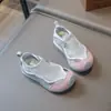 Sandálias Esportivas de Verão Estilo Coreano com Tela e Biqueira Fechada para Meninos e Meninas, Sapatos Casuais de Praia Infantis Fofos e Divertidos com Velcro e Solado Macio