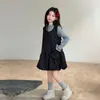 Nova coleção de outono de vestidos e conjuntos para meninas de tamanhos médio e grande, incluindo uma blusa de base e um vestido, um conjunto de duas peças moderno