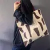 En stock Bolsa de Lona de Dibujos Animados para Llevar en la Mano un Solo Hombro Estudiante Tutores Literatura Versátil Cuatro Estaciones Portátil Bolsa de Tela Bolsa de Viaje para Mujer