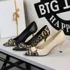 2627-5 Sapatos de Salto Alto com Fivela de Metal Estilo Europeu e Americano Estampa de Leopardo para Mulheres, Bico Fino, Salto Agulha Sexy, Boca Rasa, Sapatos de Salto Único com Bloqueio de Cor Elegante