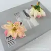 Flor Artificial Xiaolijiu Ropa Sombrero de Graduación con Caja de Regalo de Flores Pasador Material de Flor Arreglo Floral de Boda Pared de Flores Arreglo Floral Al por Mayor