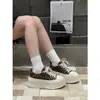 Zapatos de plataforma con estampado de leopardo de piel de oveja para mujer, nuevo estilo otoño 2026, zapatos casuales ligeros con cordones y suela gruesa, zapatos blancos versátiles para mujer
