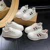 Nuevas zapatillas blancas transpirables con cordones y suela gruesa para mujer, de otoño, que aumentan la altura, de caña baja, casuales, versátiles, con suela suave, en beige
