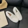 Sapatos brancos peludos que aumentam a altura, sapatos femininos quentes para usar ao ar livre, sapatos de algodão forrados com fleece, tendência 2026, novos sapatos de outono/inverno, mocassins versáteis