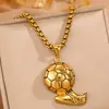 Collar con Colgante de Zapato de Fútbol de Acero de Titanio Tridimensional Moda Europea y Americana Ventilador Deportivo Dorado No Descolorante Collar de Fútbol