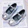 Sapatos de Couro para Meninas 2026 Primavera/Outono Novo Estilo Boca Rasa Antiderrapante Sapatos de Princesa Estilo Coreano Modernos Versáteis Mocassins Casuais para Meninas