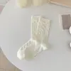Meias Miu de Renda com Laço Estilo Ballet Meia-Cança com Padrão Escuro de Malha de Coração Meias Largas para Mulheres Meias Estilo Ballet