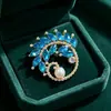 Broche de lua crescente de ametista estilo francês com pavão, um acessório luxuoso e colorido para mulheres, perfeito para embelezar casacos ou xales, adicionando um toque de elegância