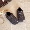 Zapatos Birkenstock de Lunares Estilo Coreano para Niñas Otoño/Invierno 2026 Nuevas Llegadas Zapatos Individuales Casuales Versátiles para Niñas Pequeñas Zapatos Pequeños de Piel con Forro de Felpa