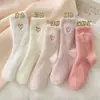 Calcetines de felpa con lazo populares para mujer TK, calcetines tipo pantufla suaves de invierno bordados con corazón, calcetines de media pantorrilla de Amazon