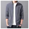 En nombre del abrigo de otoño e invierno para el cabello, cuello de abrigo, chaqueta deportiva casual, chaqueta polar, chaqueta acolchada de forro polar para hombre, suéter de forro polar al por mayor