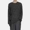 Coleção de primavera de marca independente: Camiseta listrada chique de caimento solto para mulheres, apresentando um design amplo, estilo americano, que cria um efeito emagrecedor, e mangas compridas