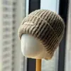 Gorro de Punto de Color Sólido Casual Bordado con Letra para Mujer Otoño Invierno Versátil Streetwear Cálido de Lana Moda Grueso Protección para Orejas