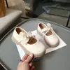 Sapatos de Princesa para Meninas, Novo Estilo Primavera e Outono, Sapatos de Couro Doces com Laço de Pérola para Meninas, Sapatos Individuais Versáteis de Solado Macio para Crianças Maiores
