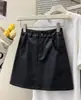 Saia Feminina de Couro PU Lisa de Cintura Alta Estilo Europeu Chegada Nova Outono Mini Saia Evasê Emagrecedora Elegante Versátil Que Marca o Quadril