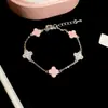 Pulseira Flor de Quatro Pétalas com Pedra Zircônia Macaron Azul, Toque de Luxo Leve e Sofisticado, Joia de Mão Doce e Fashion para Mulheres