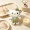 Colgante de muñeca de peluche de dibujos animados, colgante de gato KT, llavero de muñeca pequeña, accesorio decorativo, venta al por mayor de muñecas pequeñas para puestos callejeros