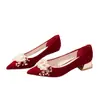 Sapatos de casamento bordô com design floral para mulheres, salto baixo 3CM, sapatos de noiva estilo chinês Xiuhe, confortáveis para os pés