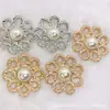 En stock botón de metal forma de flor botón de tres dimensiones flor hueca línea de hilo hebilla de perla hebilla decorativa lindo abrigo para niños