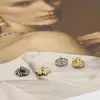 Venta al por mayor Diseño Nicho Forma de Copo de Nieve con Botones Metálicos de Diamante Hebilla para Camisa Top de Punto para Mujer Manga Cuello Botón Pequeño