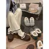 Sapatos de Algodão de Neve Cinza Estilo Retrô com Aumento de Altura, Solado Grosso, Forrados com Lã para Mulheres, Inverno 2025 Novos Sapatos Birkenstock Quentes e Peludos Espessados