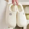 Chinelos de inverno femininos de algodão com forro de pelúcia, calcanhar fechado, confortáveis para uso doméstico, chinelos de pelúcia para ambientes internos para casais, chinelos de algodão quentes de inverno para homens
