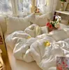 Juego de cuatro piezas de ropa de cama lisa estilo lino bordado con toalla, funda de edredón bordada estilo francés, sábana plana, sábana ajustable, juego de tres piezas para dormitorio