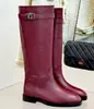 Botas femininas de cano alto estilo francês em couro bovino legítimo, botas de montaria, fivela, sola grossa, botas de motociclista, cano alto, sola reta, vermelho vinho