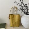 Bolso de Hombro tipo Tote Grande de Gamuza Hueca Estilo Perezoso Coreano para Mujer 2026 Nuevo Retro