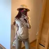Camiseta feminina de manga curta com decote V torcido estilo coreano, novo modelo de início de primavera, design elegante e justo ao corpo, top versátil