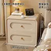 Mesita de Noche de Madera Maciza Color Crema, Nuevo Diseño de Piel, Lujo Ligero, Estilo Sencillo, Armario Pequeño de Almacenamiento Moderno para Dormitorio