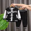 Conjunto de Ropa de Otoño para Niños 2026 Nuevo Estilo Primavera y Otoño Infantil Atractivo Uniforme de Béisbol con Letras Conjunto de Dos Piezas Bebé Elegante de Moda
