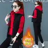 Colete de outono e inverno da mãe Conjunto de três peças Forrado de lã de meia-idade e idoso Roupa esportiva espessa Casaco de inverno à prova de frio feminino Novo