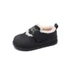 Sapatos de Pão Forrados com Fleece para Crianças 2025 Outono/Inverno Novo Estilo Design de Velcro Casual Versátil Sapatos Plataforma Sapatos de Algodão Antiderrapantes