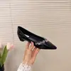 Tendência de Temperamento Altura Aumentando Sapatos de Salto Único Femininos 2026 Primavera e Outono Novos Franceses Bico Fino Boca Rasa Strass Slip-on Sapatos Baixos