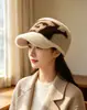 Gorra de felpa cálida de pico de pato para otoño e invierno para mujer, estiliza el rostro, versátil, moderna, para circunferencia de cabeza grande, gorro de punto, venta al por mayor de moda