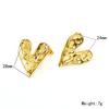 Pendientes elegantes y modernos de acero de titanio chapados en oro con personalidad femenina, con forma de corazón irregular.